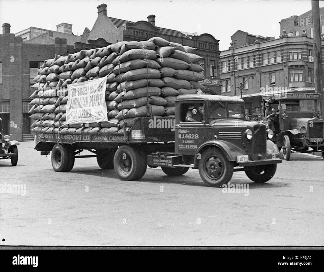 15430 Record Trasporto Sydney Ltd truckload di arachidi presi per il Weston Co la pubblicità del marchio Eta burro di arachidi Foto Stock