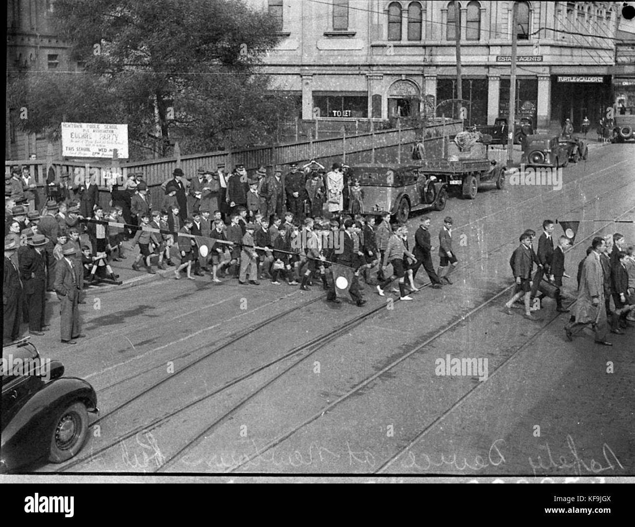 81868 dispositivo di sicurezza per bambini attraversando la strada Newtown Scuola pubblica Foto Stock