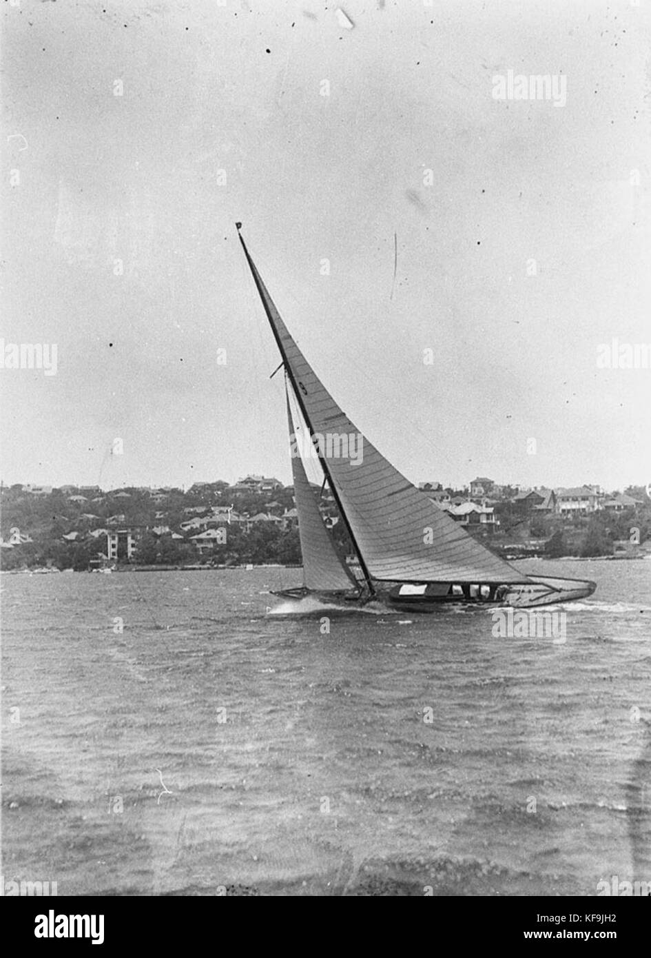 Questa voce si riferisce alla stoffa a vela, un tessuto resistente tradizionalmente utilizzato per la fabbricazione di vele. La tela velina è nota per la sua resistenza e resistenza all'usura, che la rende ideale per l'uso marittimo. Spesso è realizzato in cotone, lino o fibre sintetiche ed è essenziale in varie applicazioni di navigazione. Foto Stock