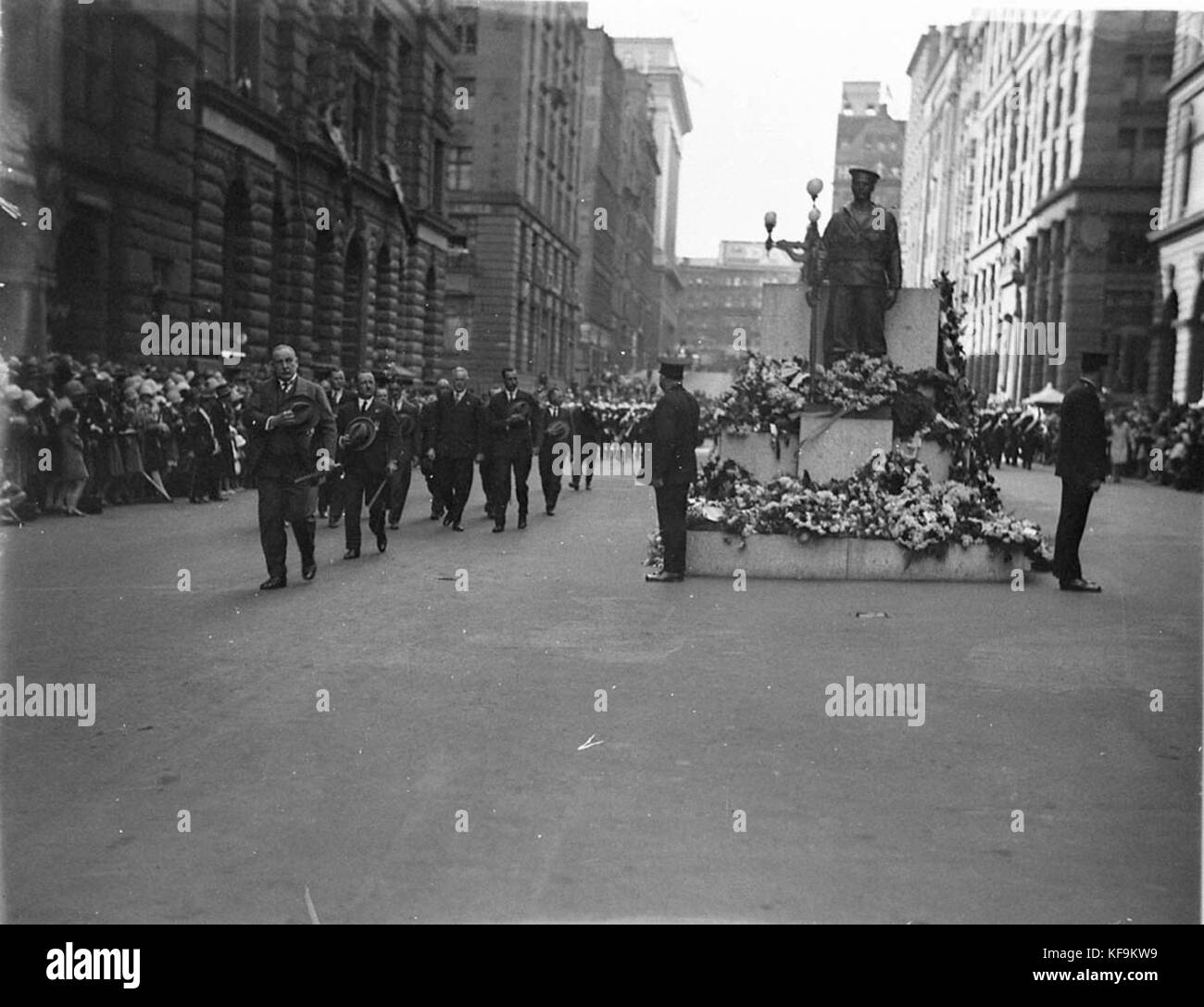 7379 Veterani nel civvies passare il cenotafio Foto Stock