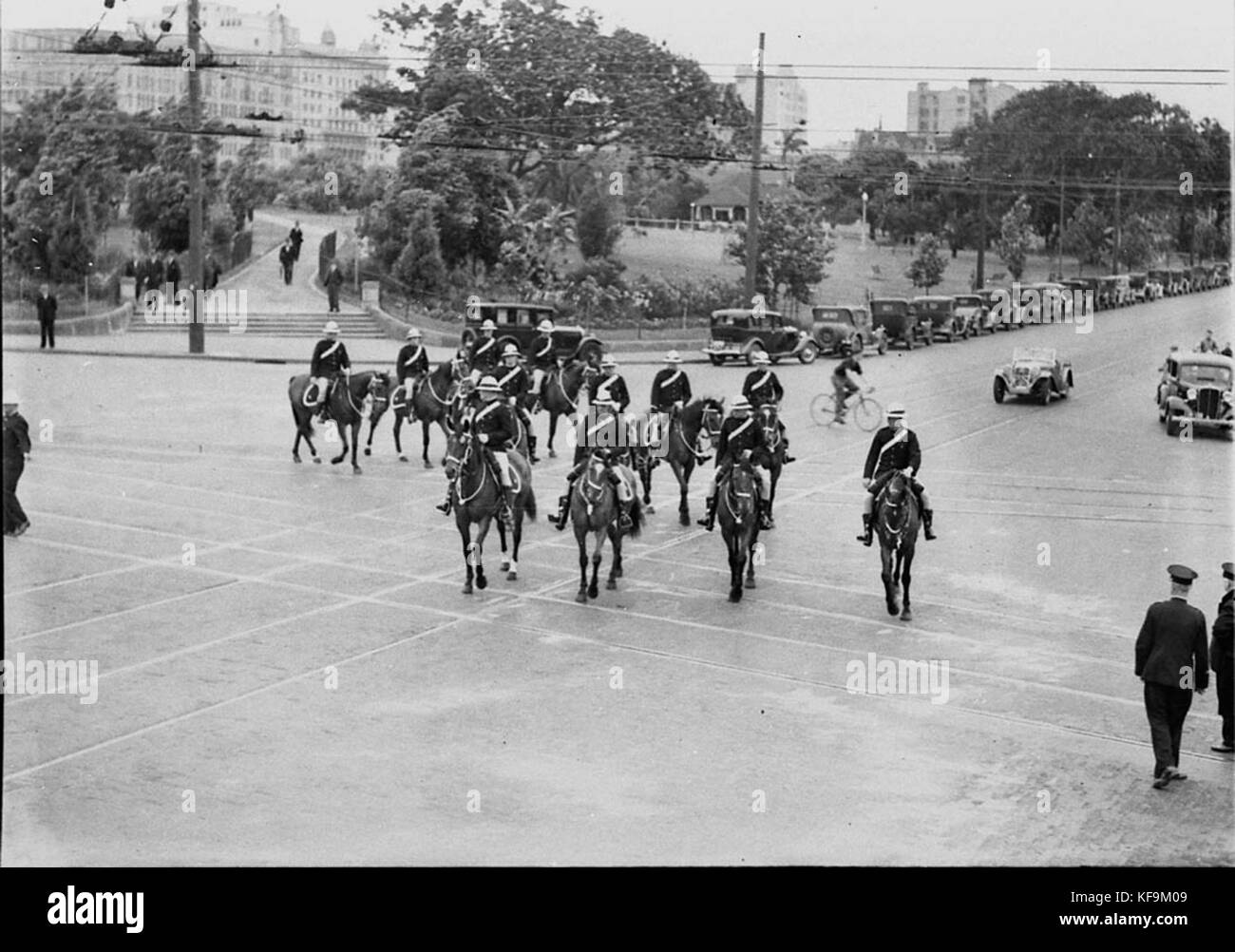 Una fotografia della visita del duca di Gloucester, che cattura un evento formale in cui sta interagendo con il pubblico. L'immagine riflette i doveri reali e l'impegno pubblico. Foto Stock