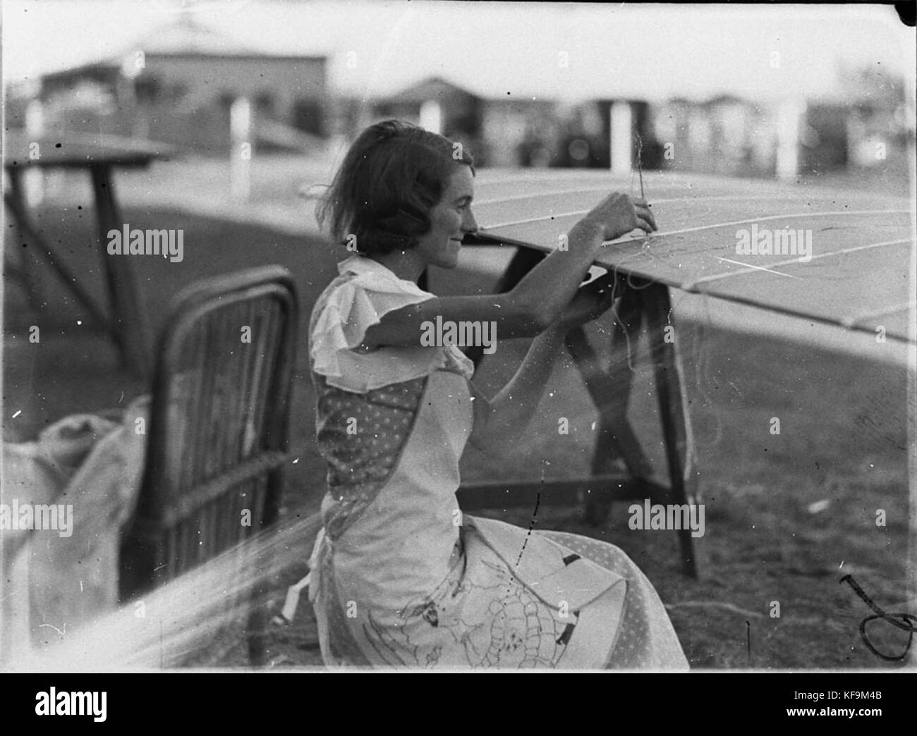 51926 donna lavoratrice di tessuto di lino di cucitura su ali di aerei Foto Stock