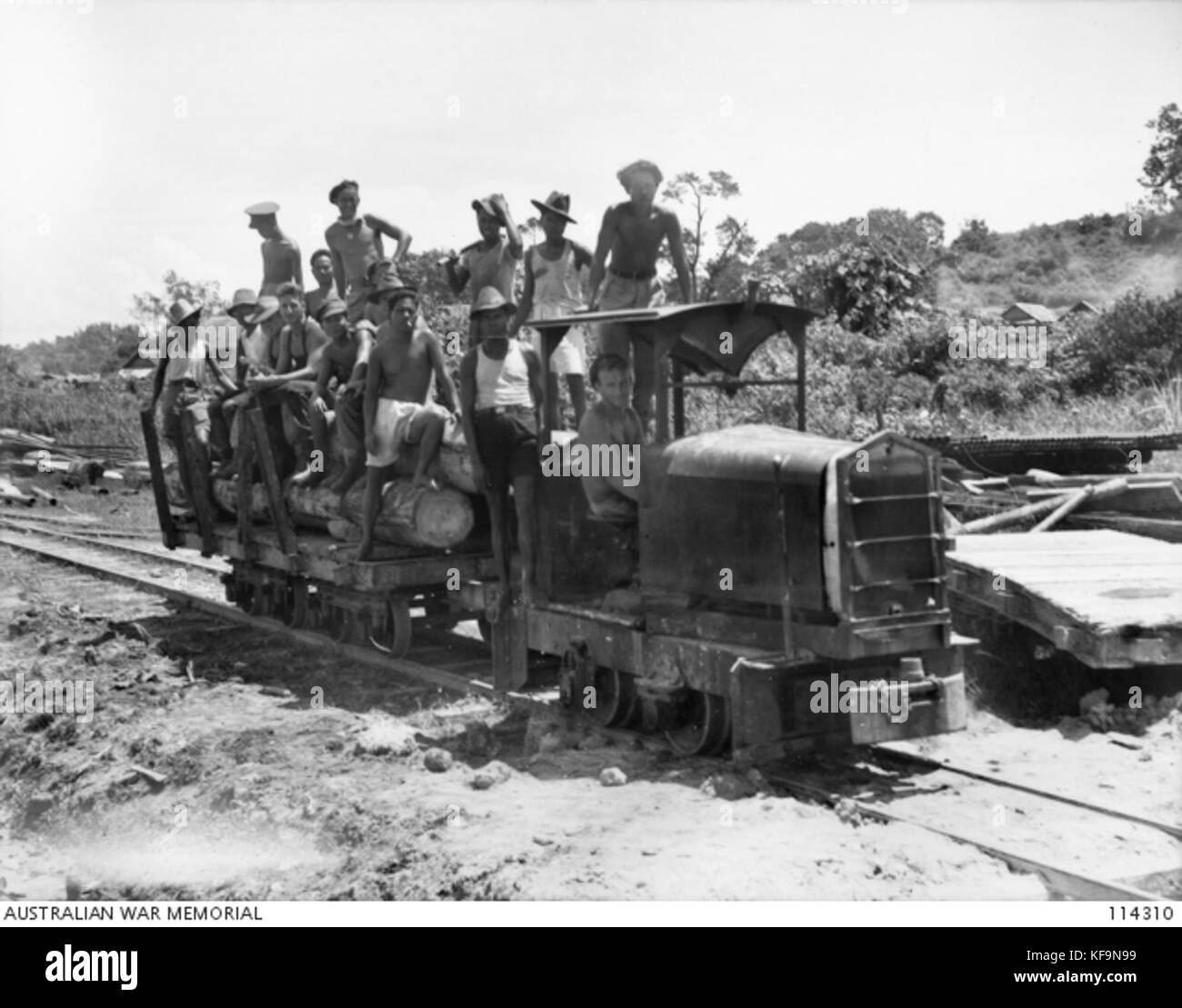 Royal Australian tecnici utilizzano un ricondizionato giapponese a scartamento ridotto treno sul Tarakan isola nel 1945 Foto Stock