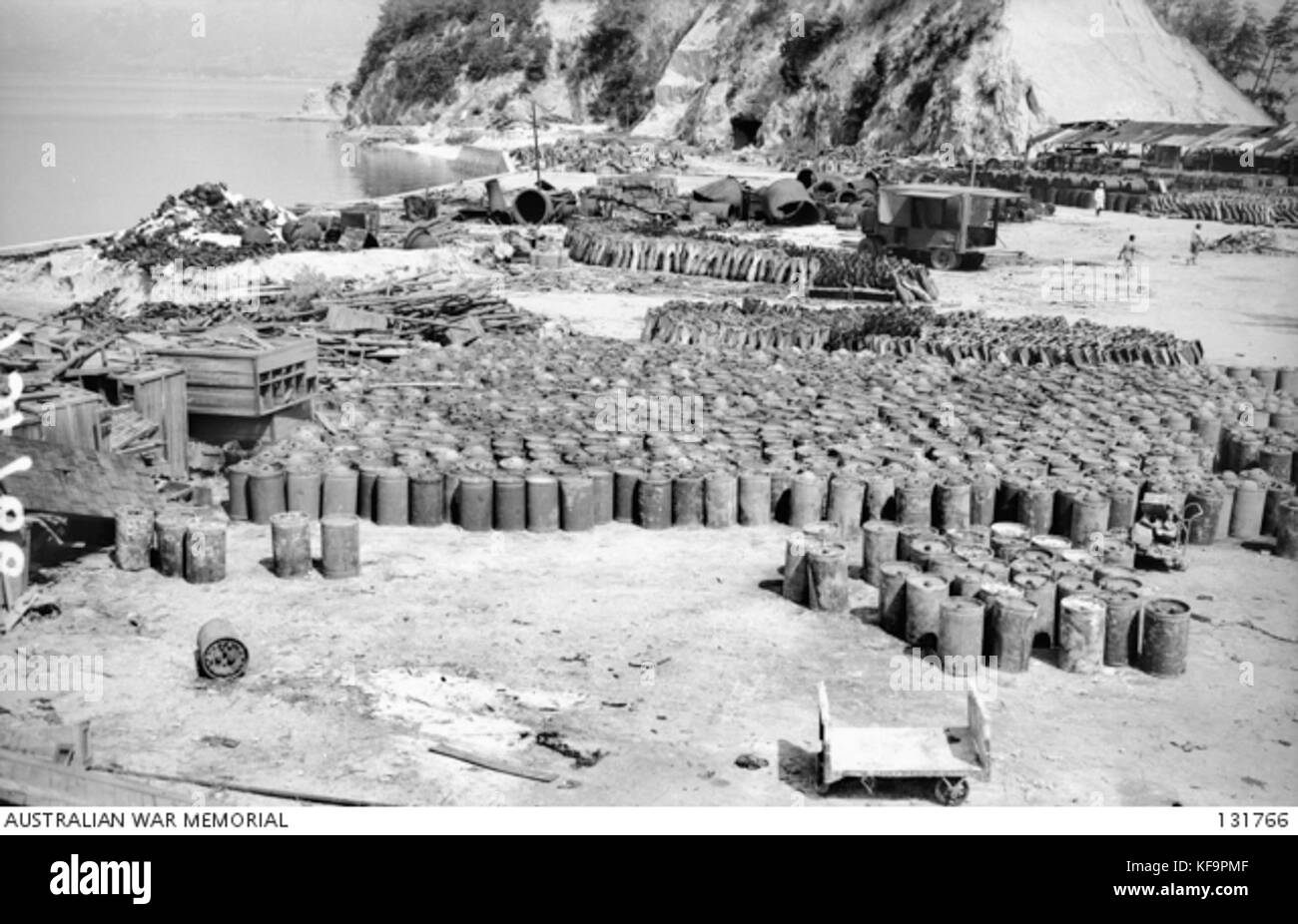 131766 contenitori riempiti con gas mostarda Foto Stock