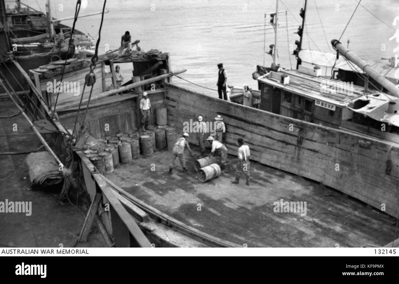 132145 accendini di legno che trasportano gas mostarda contenitori ormeggiata lungo la nave SHINTONMARU Foto Stock