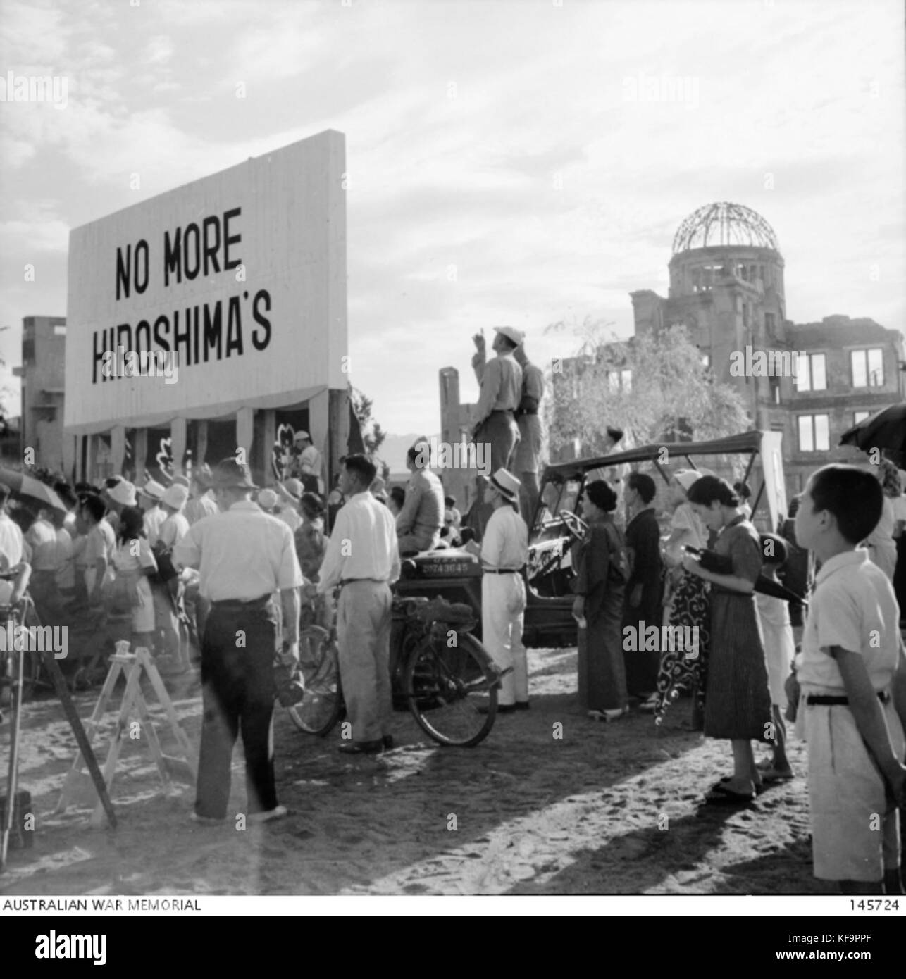 145724 presso la Torre della pace da parte delle banche di Ota fiume Gawa, cittadini giapponesi commemorare il terzo anniversario della bomba atomica essendo caduto sulla loro città Foto Stock