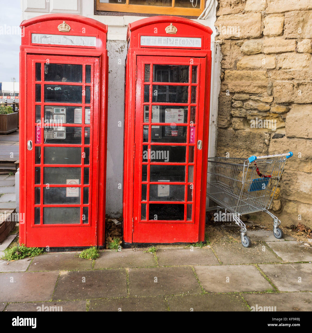 Una coppia di cabine telefoniche rosse di Southampton, Hampshire, Regno Unito. Foto Stock