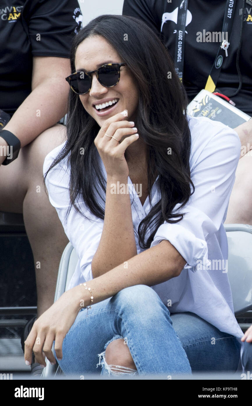 Il principe Harry e la sua fidanzata Meghan Markle guardano una partita di tennis in sedia a rotelle come parte degli Invictus Games di Toronto con: Meghan Markle Where: Toronto, Canada When: 25 Set 2017 Credit: Euan Cherry/WENN.com Foto Stock