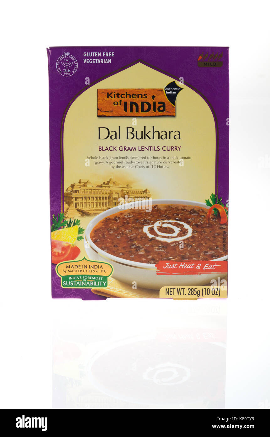 Scatola di Dal Bukhara Black gram Curry di lenticchie in una leggera salsa di pomodoro readymeal made in India Foto Stock