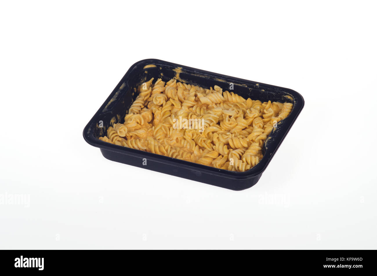 Il vassoio di maccheroni e formaggio su sfondo bianco Foto Stock