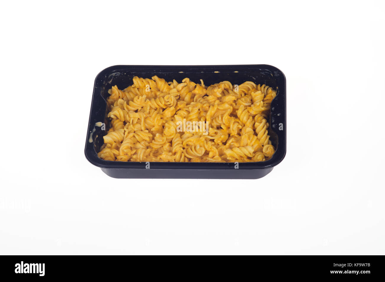 Il vassoio di maccheroni e formaggio su sfondo bianco Foto Stock