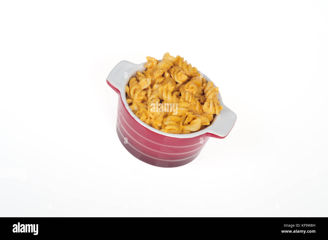 Coccio di mac e formaggio pasta rotini su sfondo bianco Foto Stock