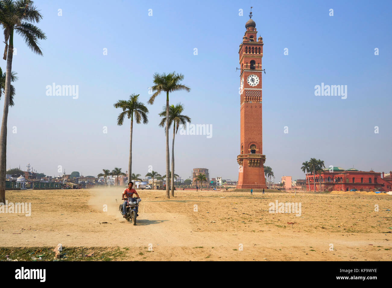 INDIA, LUCKNOW : Moto passando clocktower coloniale nella città di Lucknow, Uttar Pradesh Foto Stock
