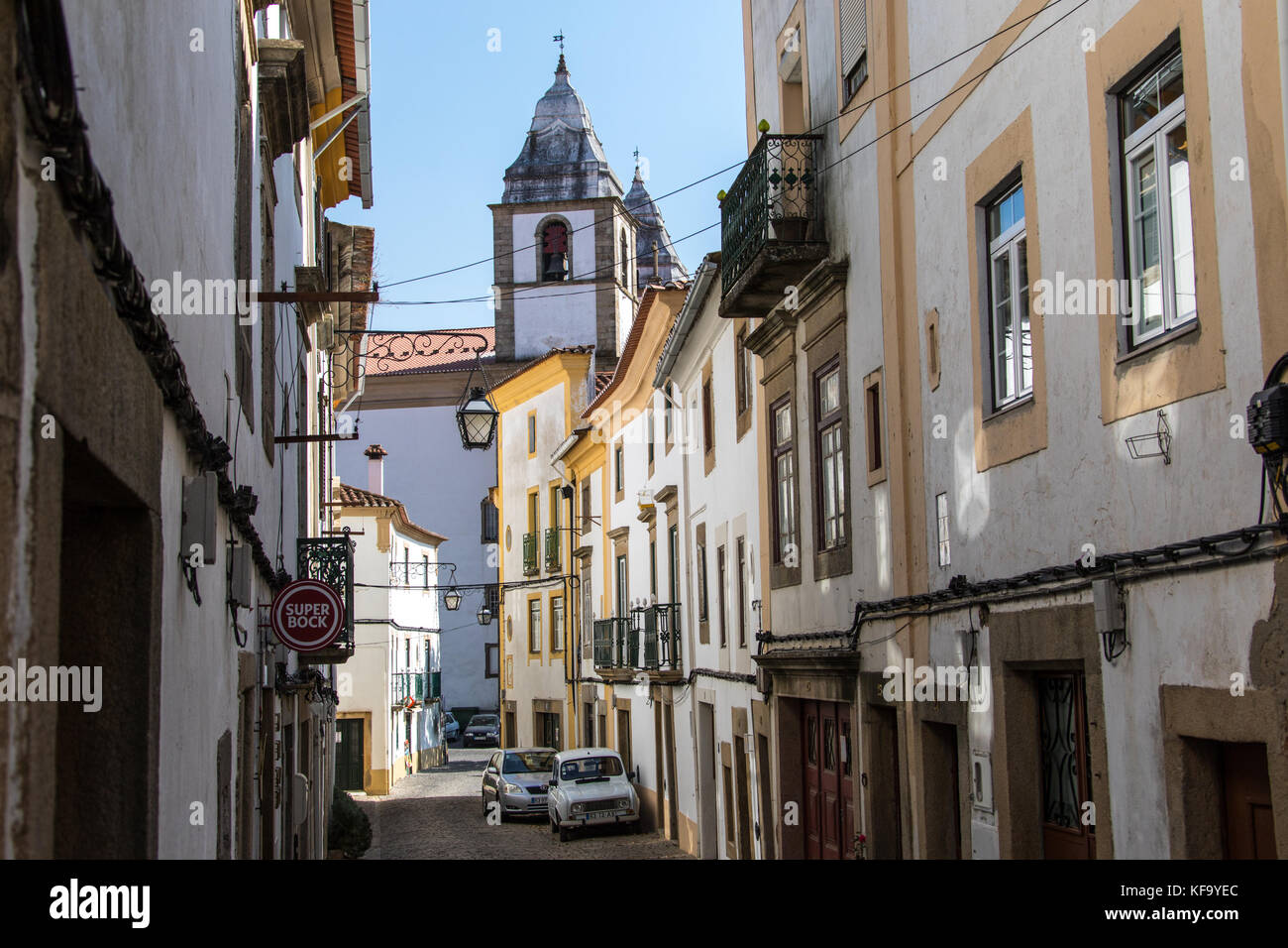 Vicolo stretto e Santa Maria da Devesa chiesa, Castelo de Vide, Portogallo Foto Stock