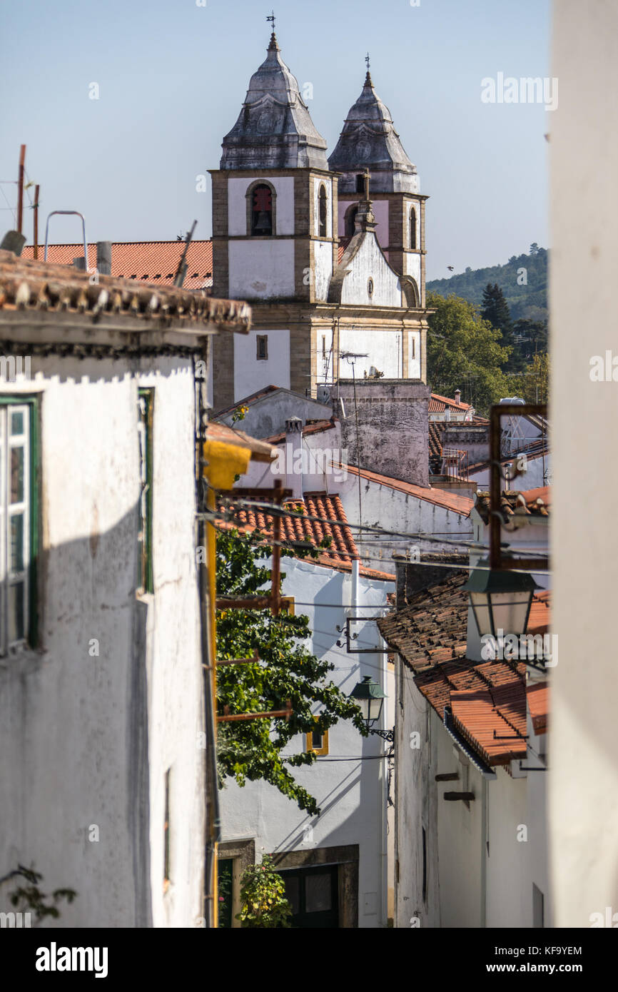 Vicolo stretto e Santa Maria da Devesa chiesa, Castelo de Vide, Portogallo Foto Stock