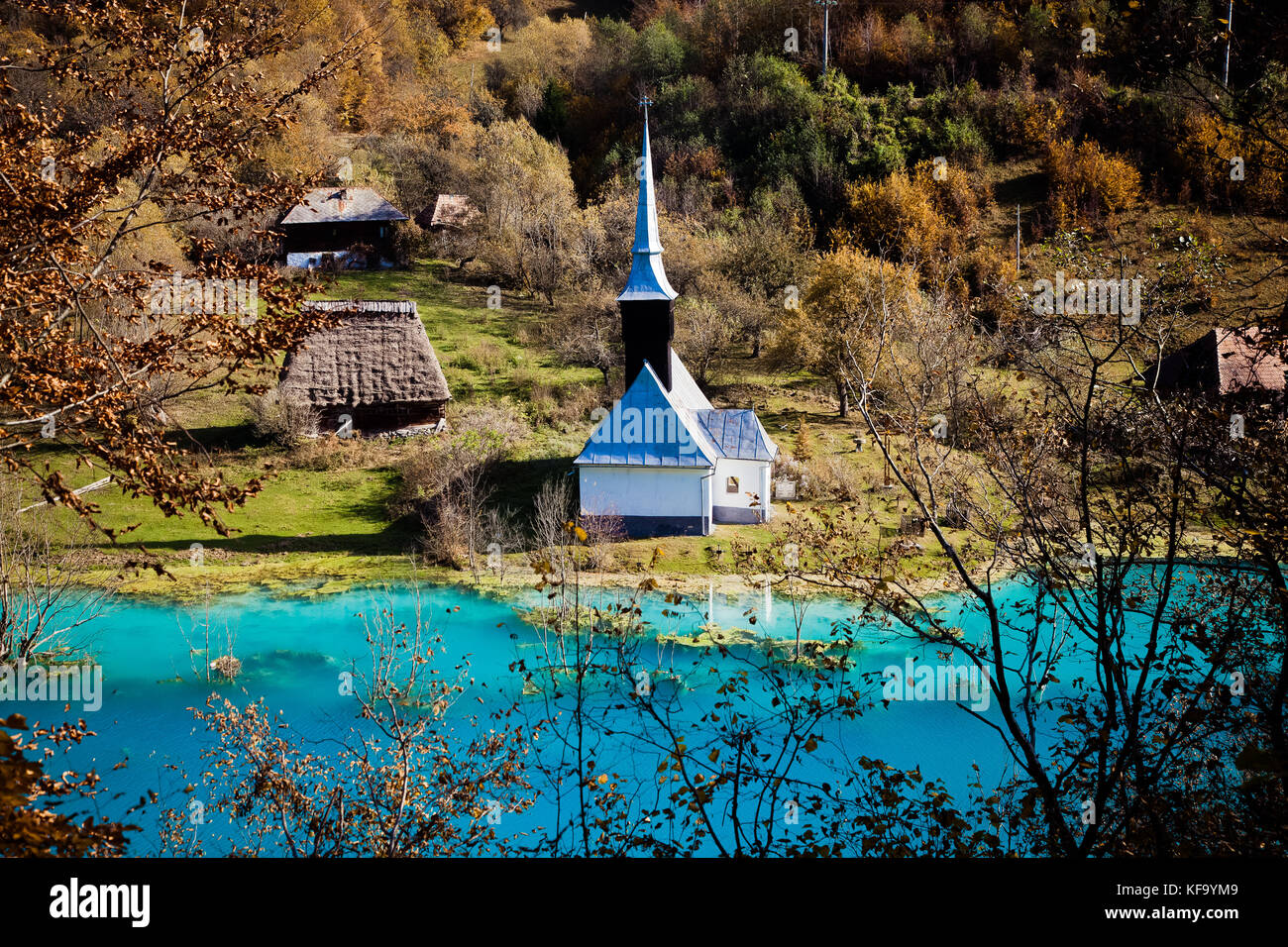 La chiesa con il suo cimitero sotto acqua contaminata in geamana, Romania. lago inquinato con residui di data mining che ha distrutto un villaggio. Foto Stock