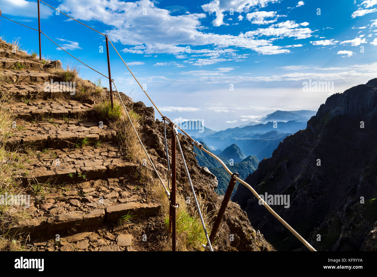 Paesaggi mozzafiato di montagne e il percorso escursionistico ad alta quota tra Pico do Arieiro e Rico Ruivo, Madeira, Portogallo Foto Stock