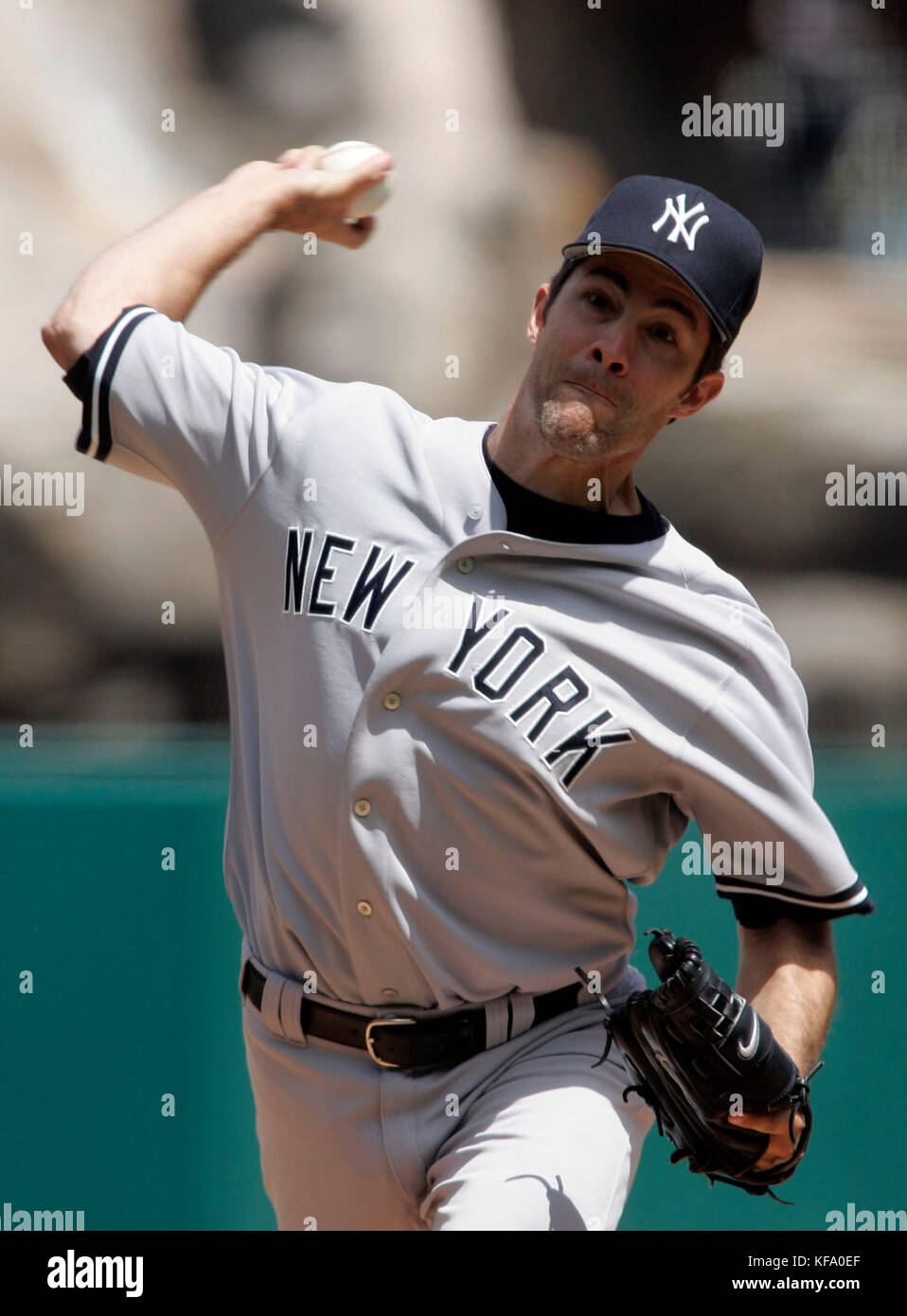 Mike Mussina dei New York Yankees lanciò contro i Los Angeles Angels durante il primo inning di una partita di baseball ad Anaheim, California, domenica 9 aprile 2006. Foto di Francis Specker Foto Stock