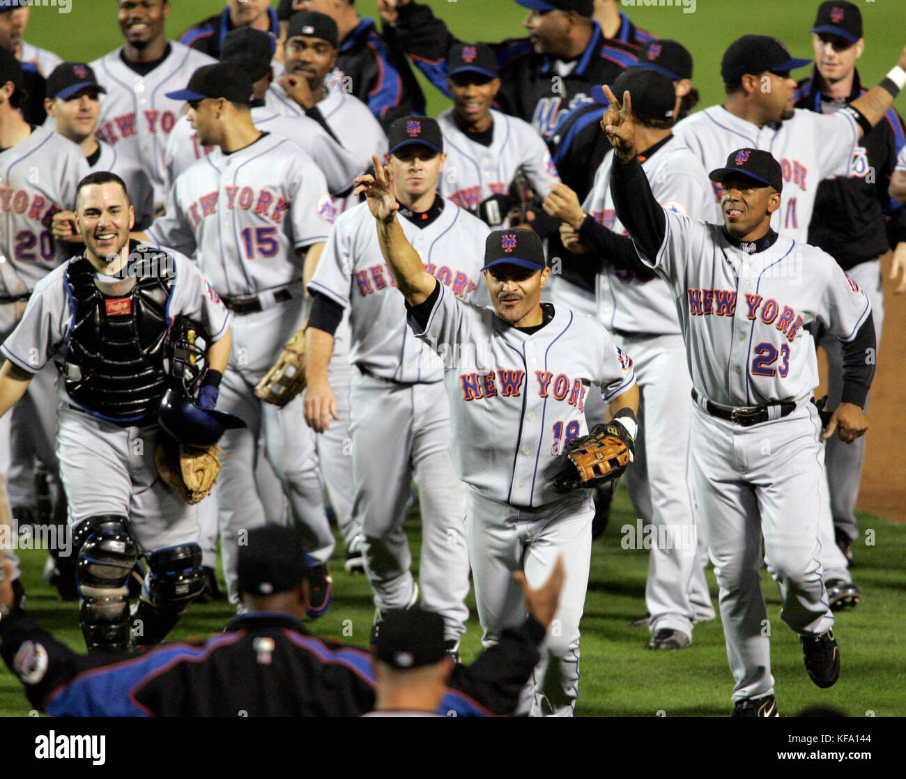 I New York Mets celebrano la loro vittoria nel 9-5 sui Los Angeles Dodgers nel gioco 3 della serie di baseball NLDS di Los Angeles sabato 7 ottobre 2006. Foto di Francis Specker Foto Stock