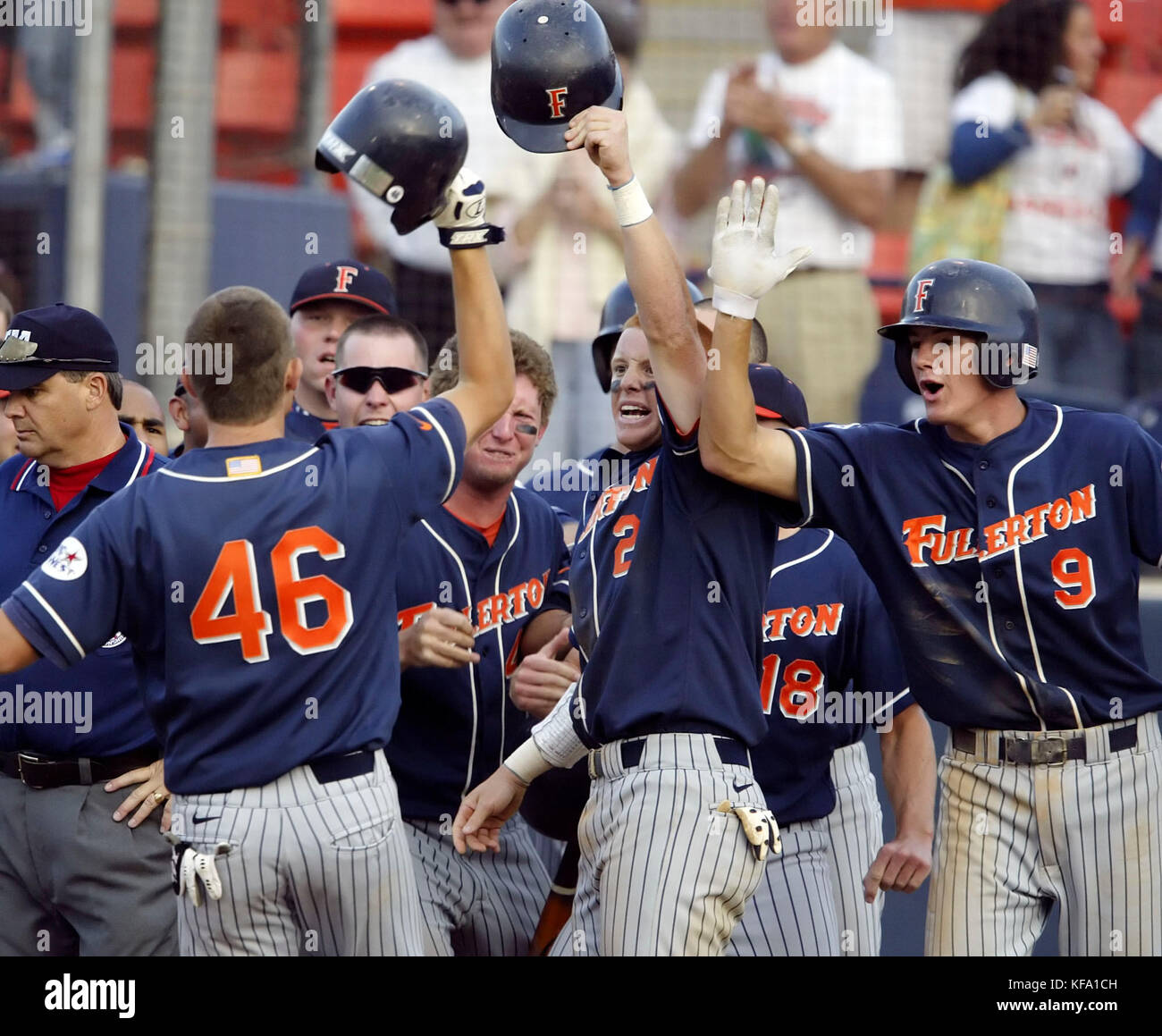 Sergio Pedroza (46) di CAL State Fullerton, a sinistra, viene accolto dai compagni di squadra in casa dopo aver colpito un fuoricampo da due punti contro il Missouri nel nono inning alle regionali NCAA di Fullerton, California, domenica 5 giugno 2005. Foto di Francis Specker Foto Stock