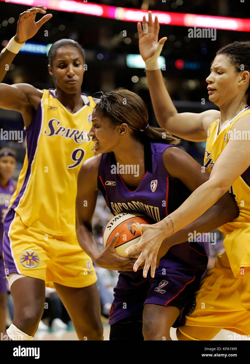 Sacramento di Monarchi' DeMya Walker, centro è custodito da Los Angeles Sparks' Lisa Leslie, sinistra e Tamika Whitmore nella seconda metà a Los Angeles il Martedì, Agosto 16, 2005. I monarchi ha vinto, 72-63. Foto di Francesco Specker Foto Stock