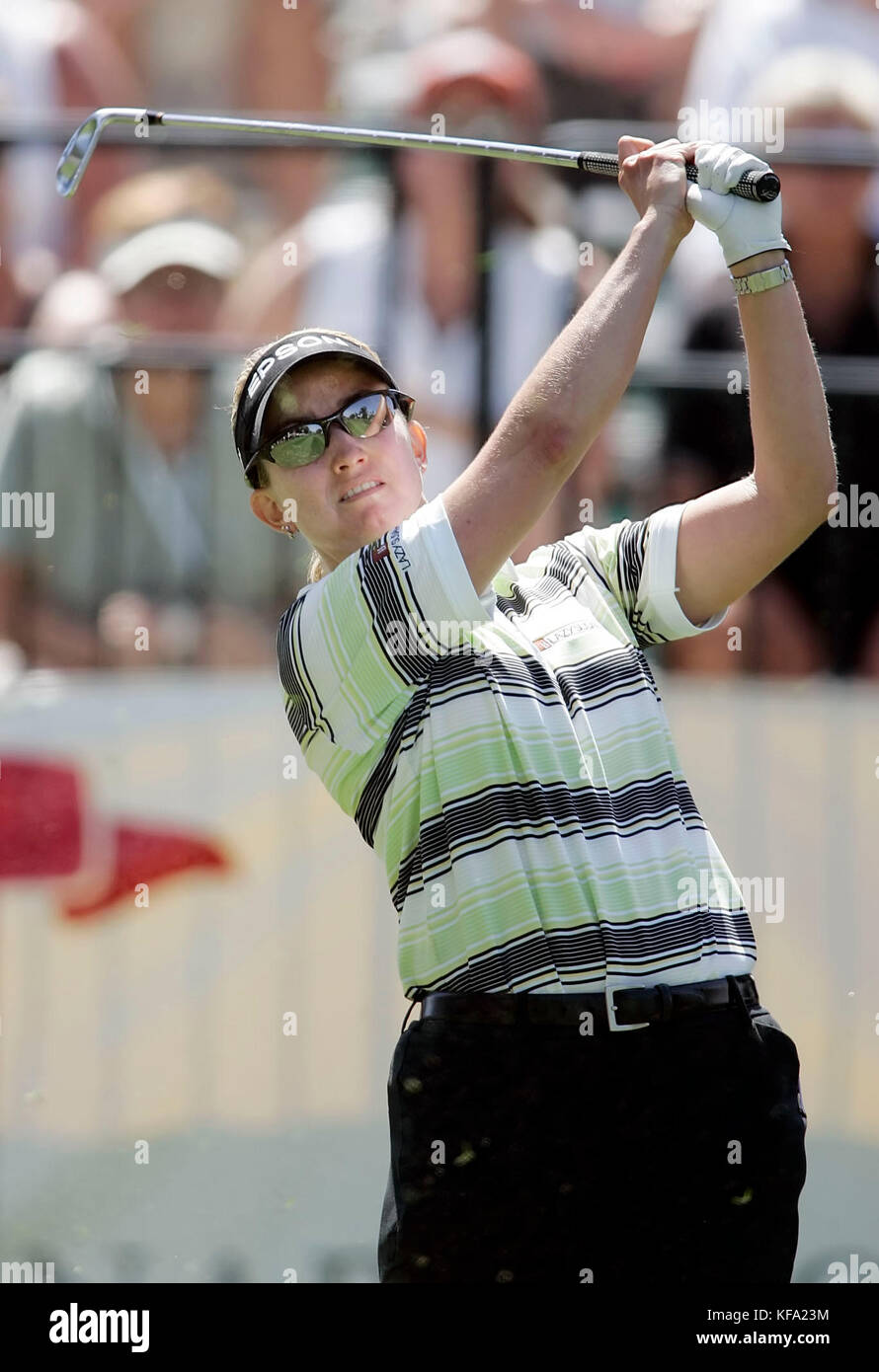 Karrie Webb dell'Australia guarda il suo tee shot dal 17th° foro dell'ultimo round del torneo di golf LPGA Kraft Nabisco Championship domenica 2 aprile 2006 al Mission Hills Country Club, a Rancho Mirage, California. Webb ha vinto il torneo su un buco di gioco contro Lorena Ochoa del Messico. Foto di Francis Specker Foto Stock