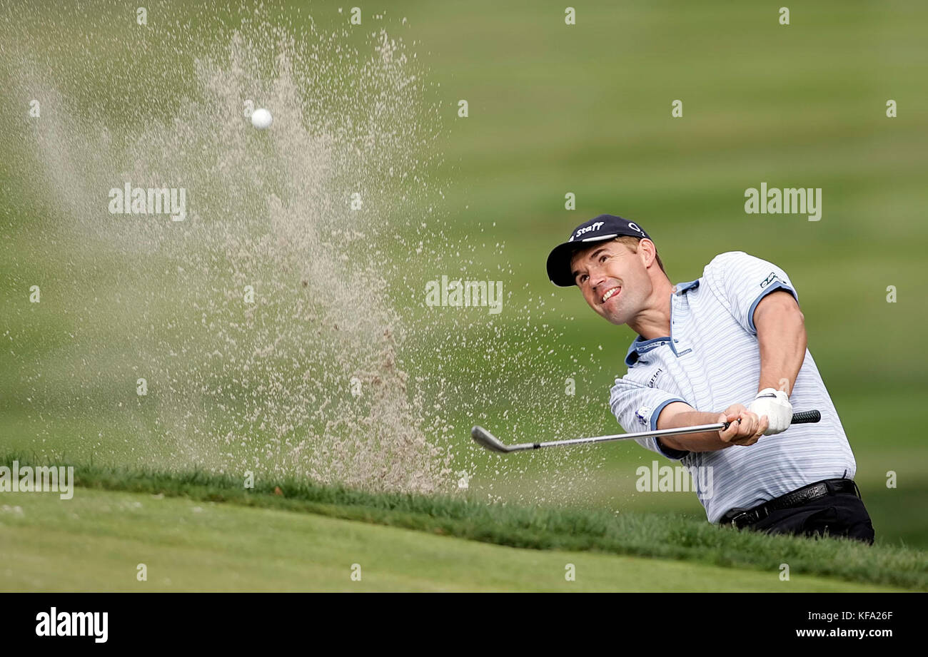 Padraig Harrington di Irlanda hits al di fuori di un bunker sul quinto foro del terzo round del bersaglio sfida mondiale allo Sherwood country club in Thousand Oaks, calif. sabato, dec. 10, 2005. Foto di Francesco specker Foto Stock