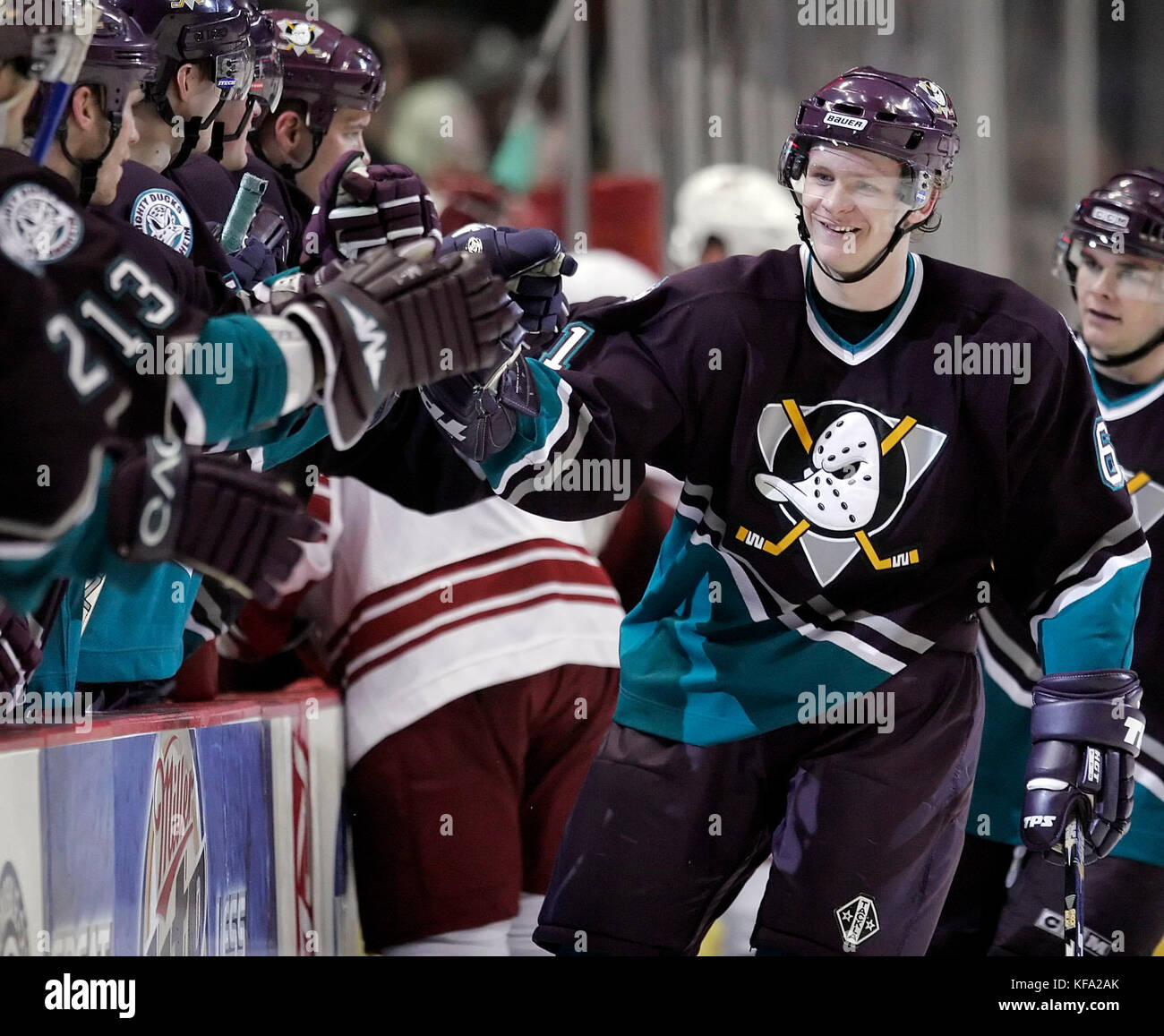 Anahiem Mighty Ducks' Corey Perry, destra, celebra il suo terzo periodo di gol contro il Phoenix Coyote con i compagni di squadra sul banco di lavoro durante un NHL Hockey gioco di Anaheim, California, domenica 12 marzo, 2006. Le anatre ha vinto, 5-2. Foto di Francesco Specker Foto Stock