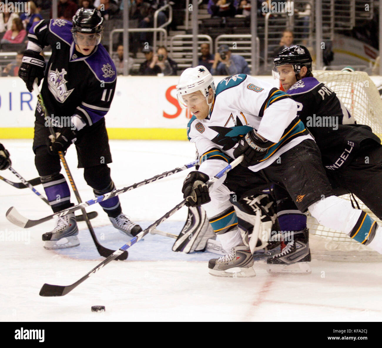 Joe Pavelski dei San Jose Sharks, centro, cerca di manovrare il disco intorno a Anze Kopitar dei Los Angeles Kings, a sinistra, e Tom Preissing, a destra, durante il primo periodo di una partita di hockey della NHL a Los Angeles martedì 18 marzo 2008. Foto di Francis Specker Foto Stock