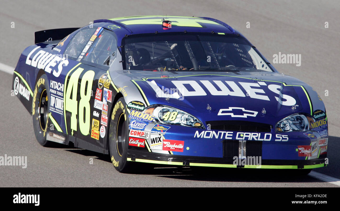 Jimmie Johnson guida la sua auto durante le prove per la domenica NASCAR Nextel Cup Auto Club 500 al California Speedway di Fontana, California, sabato 25 febbraio 2006. Foto di Francis Specker Foto Stock