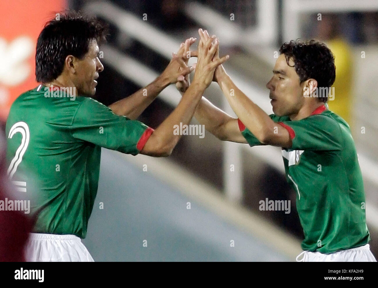 Il Messico di omar bravo, destra, si congratula con il compagno di squadra claudio suarez dopo ha segnato su un calcio di rigore contro il Venezuela nella seconda metà di una partita di calcio a Pasadena, calif. venerdì 5 maggio 2006. Foto di Francesco specker Foto Stock