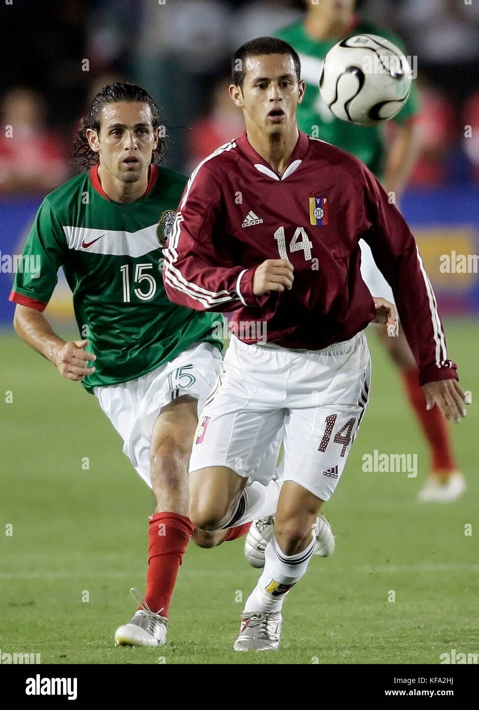 Alejandro Guerra venezuelano, a destra, controlla la palla lontano dal messicano Jose Antonio Castro nella seconda metà di una partita di calcio a Pasadena, California, venerdì 5 maggio 2006. Il Messico ha vinto, 1-0. Foto di Francis Specker Foto Stock