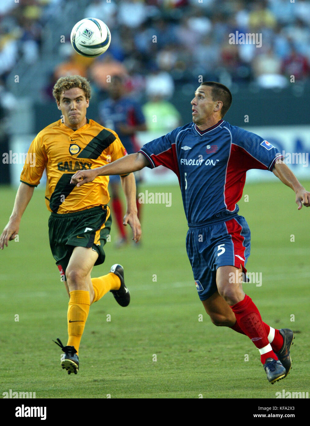 Revolution Brian Kamler, giusto, combatte per il pallone con Chris Albright di Galaxy durante il primo tempo di azione venerdì 4 luglio 2003 presso l'Home Depot Center di Carson, California. Foto di Francis Specker Foto Stock