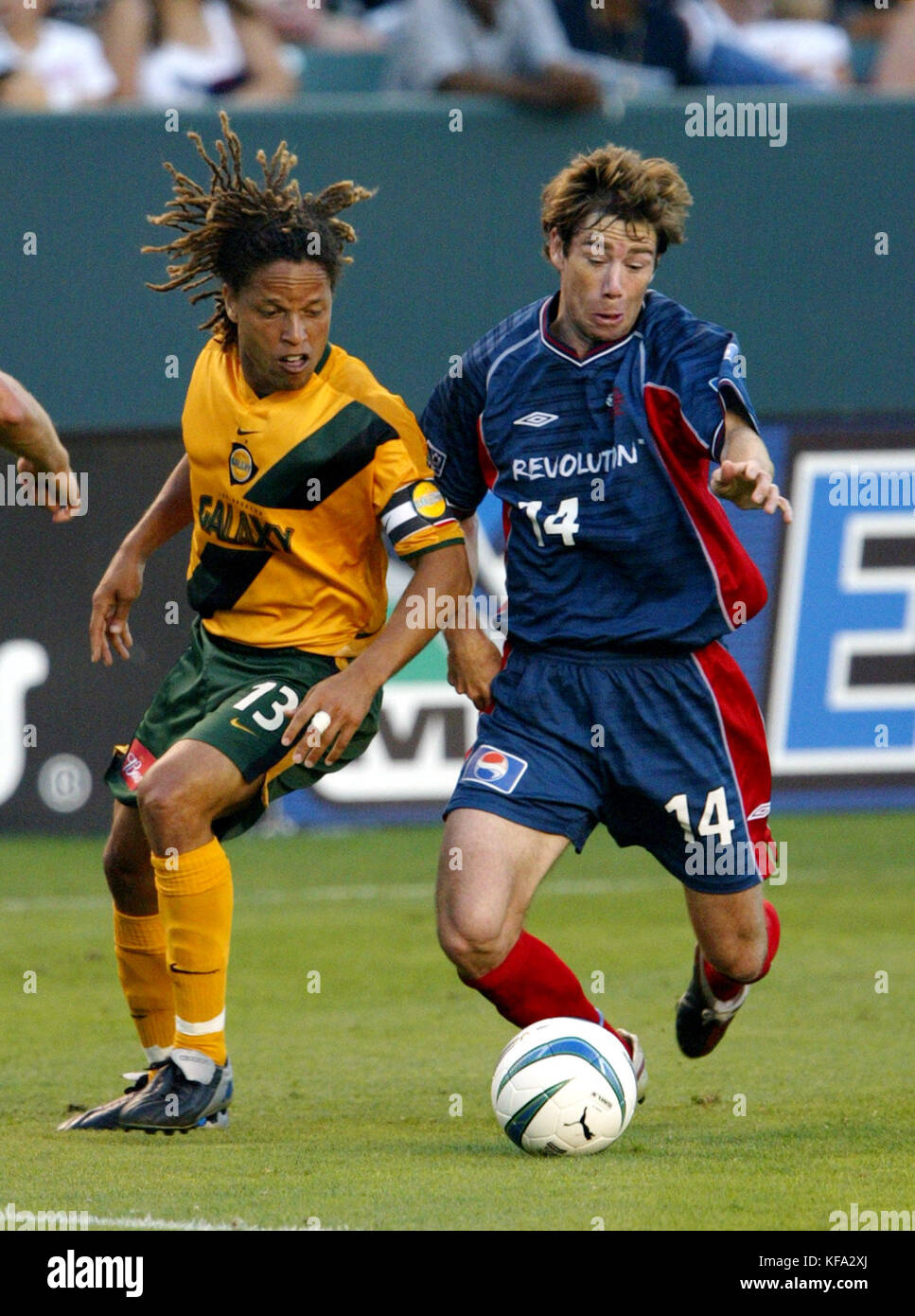 Il Galaxy's Cobbi Jones, a sinistra, e il Revolution's Steve Ralston, n. 14, corrono per il pallone durante il primo tempo di azione venerdì 4 luglio 2003 all'Home Depot Center di Carson, California. Foto di Francis Specker Foto Stock