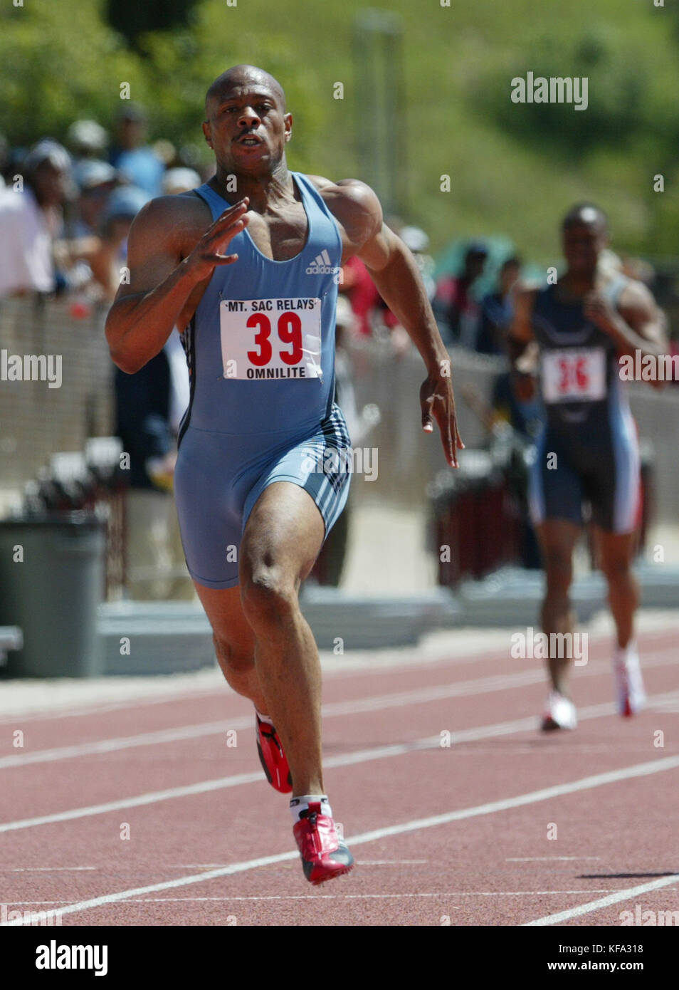 Maurice Greene attraversa la linea del traguardo a uomini della 200 meter dash invitational evento al Mt. San Antonio Community College relè in noce, Calif con il vincente di 20.16 . Foto di Francesco Specker Foto Stock