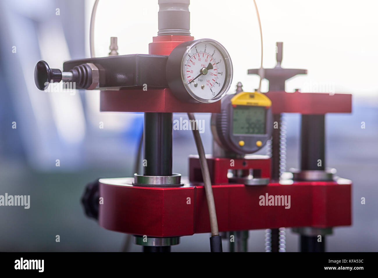 Close-up metallo impianto industriale per la misurazione della pressione di impianto, la misura della pressione sensori, sfondo luminoso Foto Stock