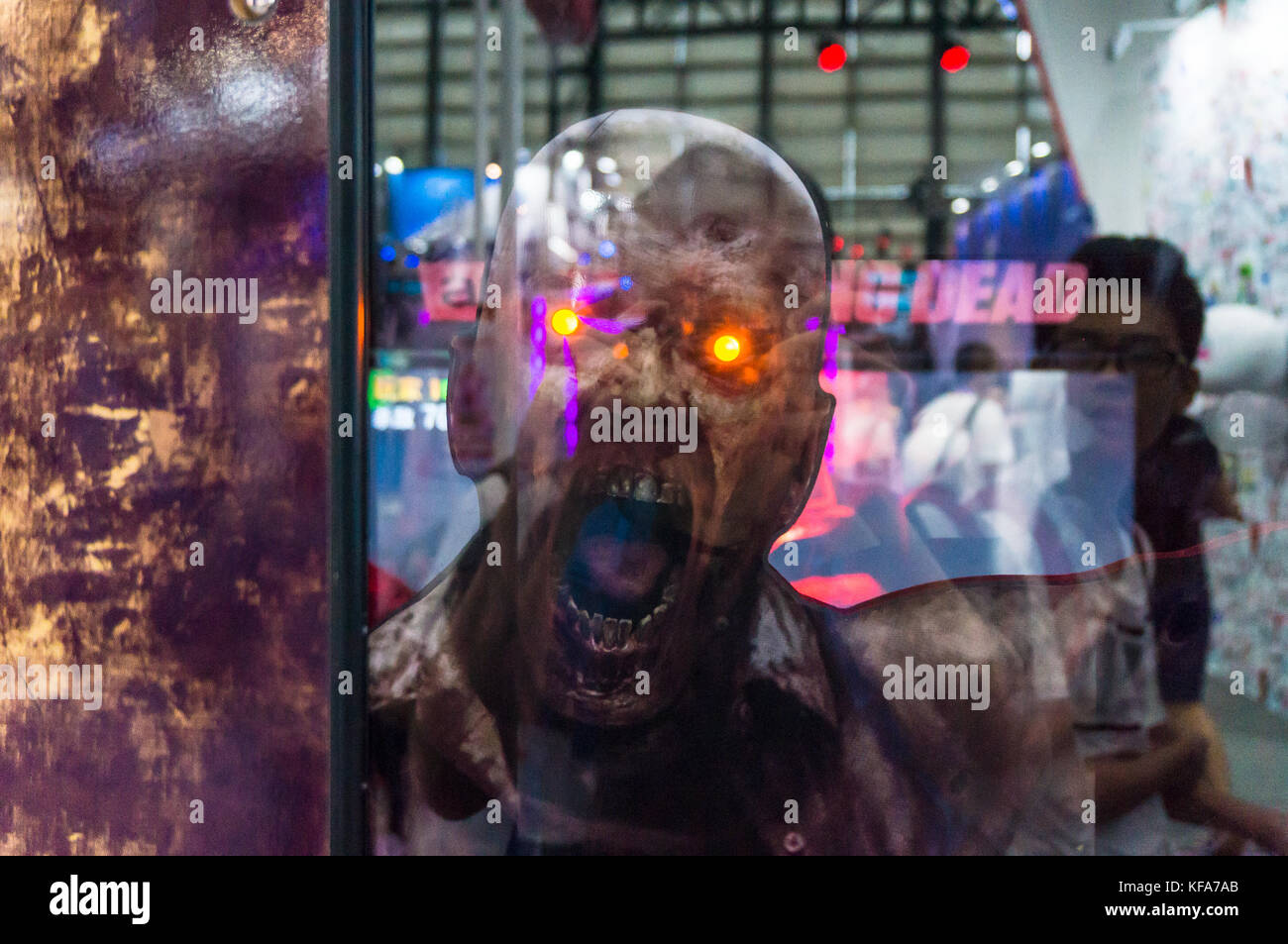 Walking Dead zombie rosso con gli occhi luccicanti Foto Stock