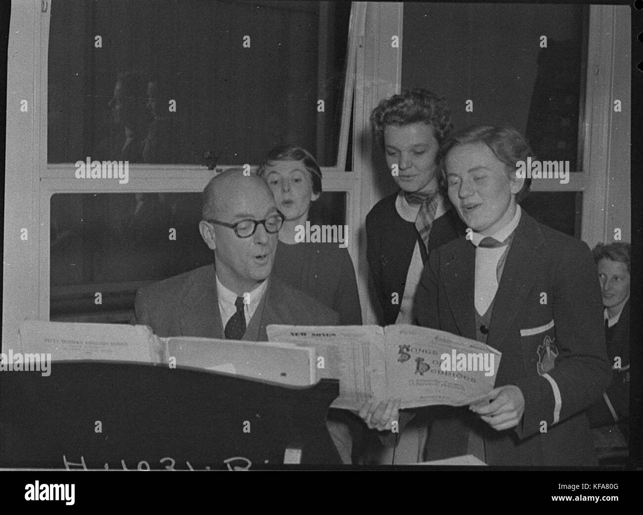 32797 supervisore musicale con un gruppo di studenti Foto Stock 32797 supervisore musicale con un gruppo di studenti Foto Stock