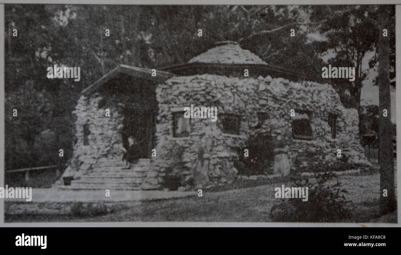 Questa illustrazione tratta dallo Stonehaven Book, creata da Ruskin Rowe, mostra una scena nostalgica e storica, con un'estetica vintage che riflette i tempi passati. L'immagine presenta un classico stile editoriale, con ampio spazio di copia e elementi che evocano riflessi storici. Foto Stock