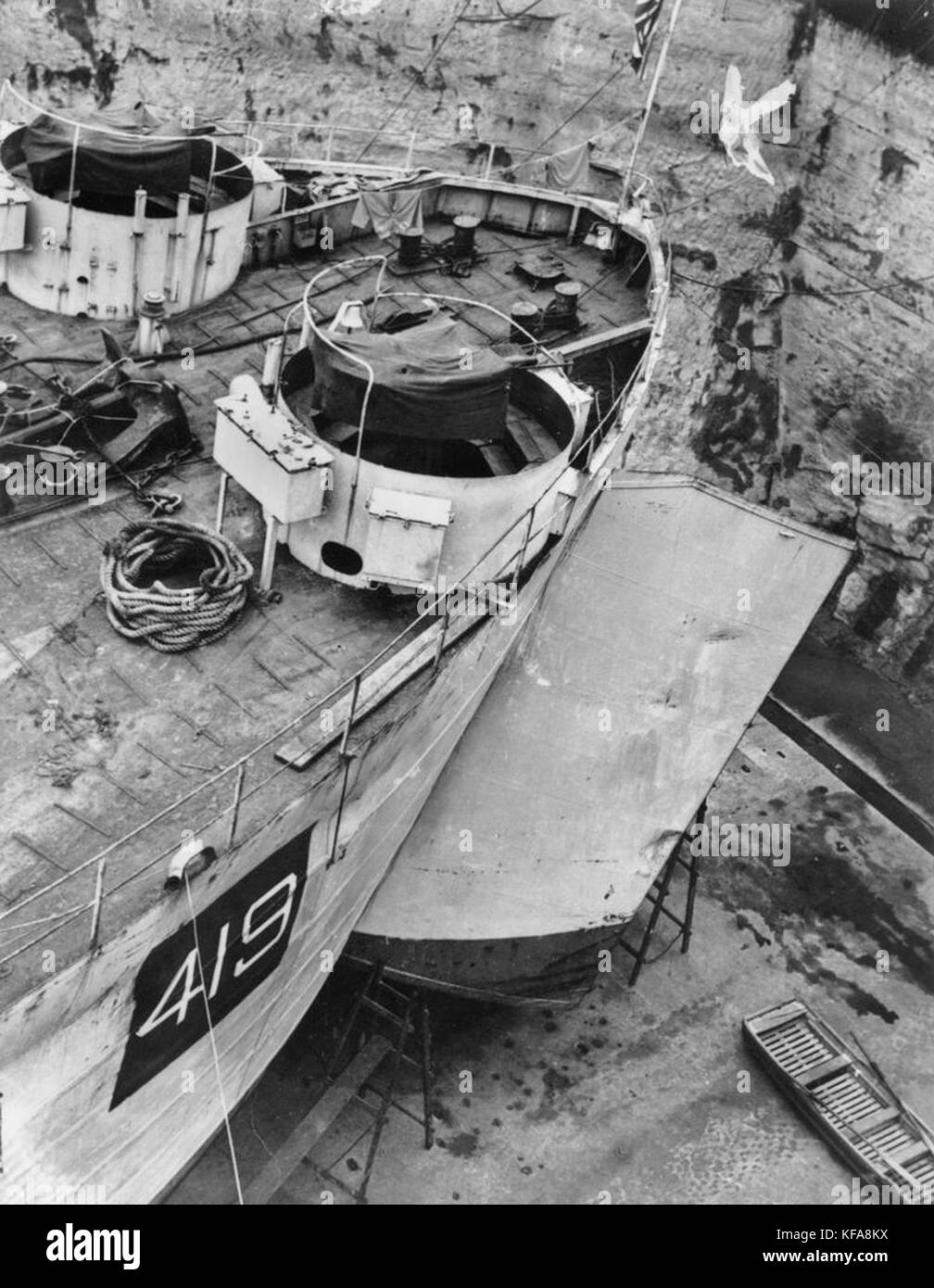 L'immagine raffigura la HMS LST 419, una nave navale britannica, ormeggiata al Cairncross Dock a Brisbane intorno al 1943. Questa scena riflette l'attività bellica durante la seconda guerra mondiale, concentrandosi sulle operazioni navali nel teatro del Pacifico. Foto Stock