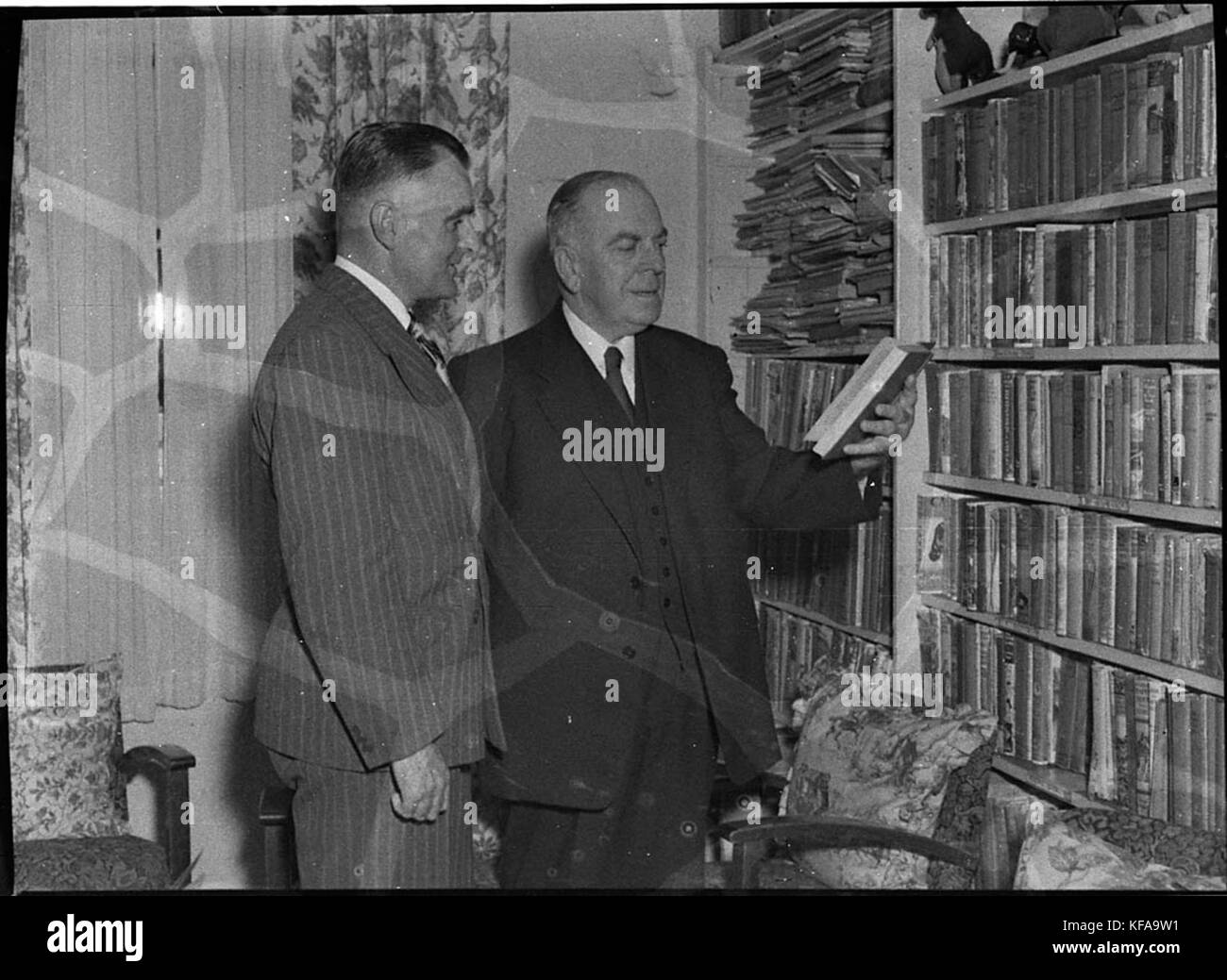 34519 Signor Hawkins il Ministro per la previdenza sociale e il benessere dei bambini visite King Edward Casa per bambini Foto Stock