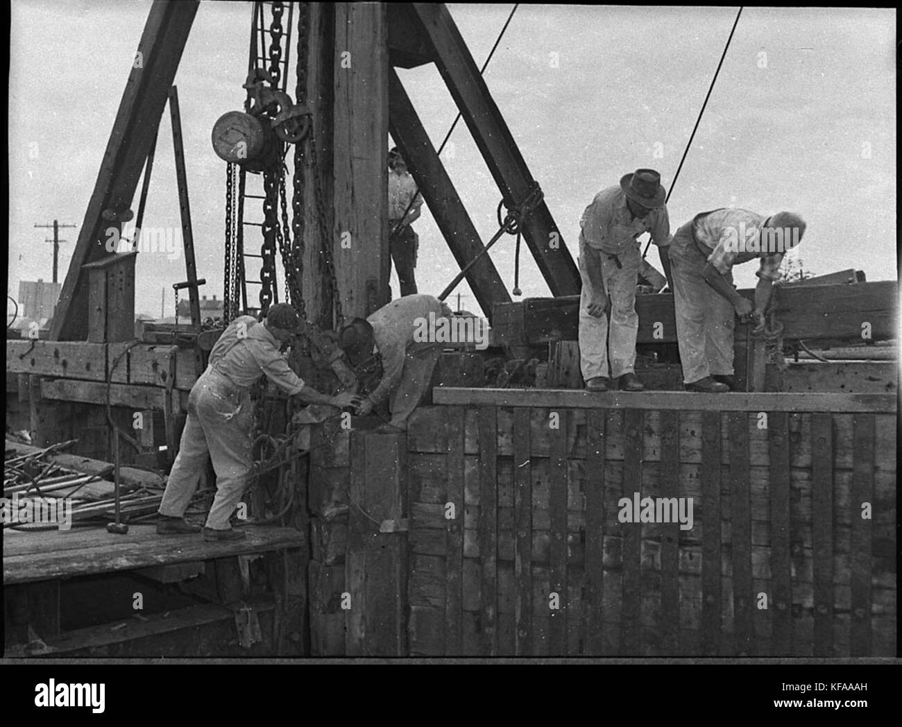 37966 strade principali Dept operai a riparare i danni causati quando il traghetto veicolare Lurgurena ha colpito la rampa di atterraggio sul lato di Stockton Foto Stock