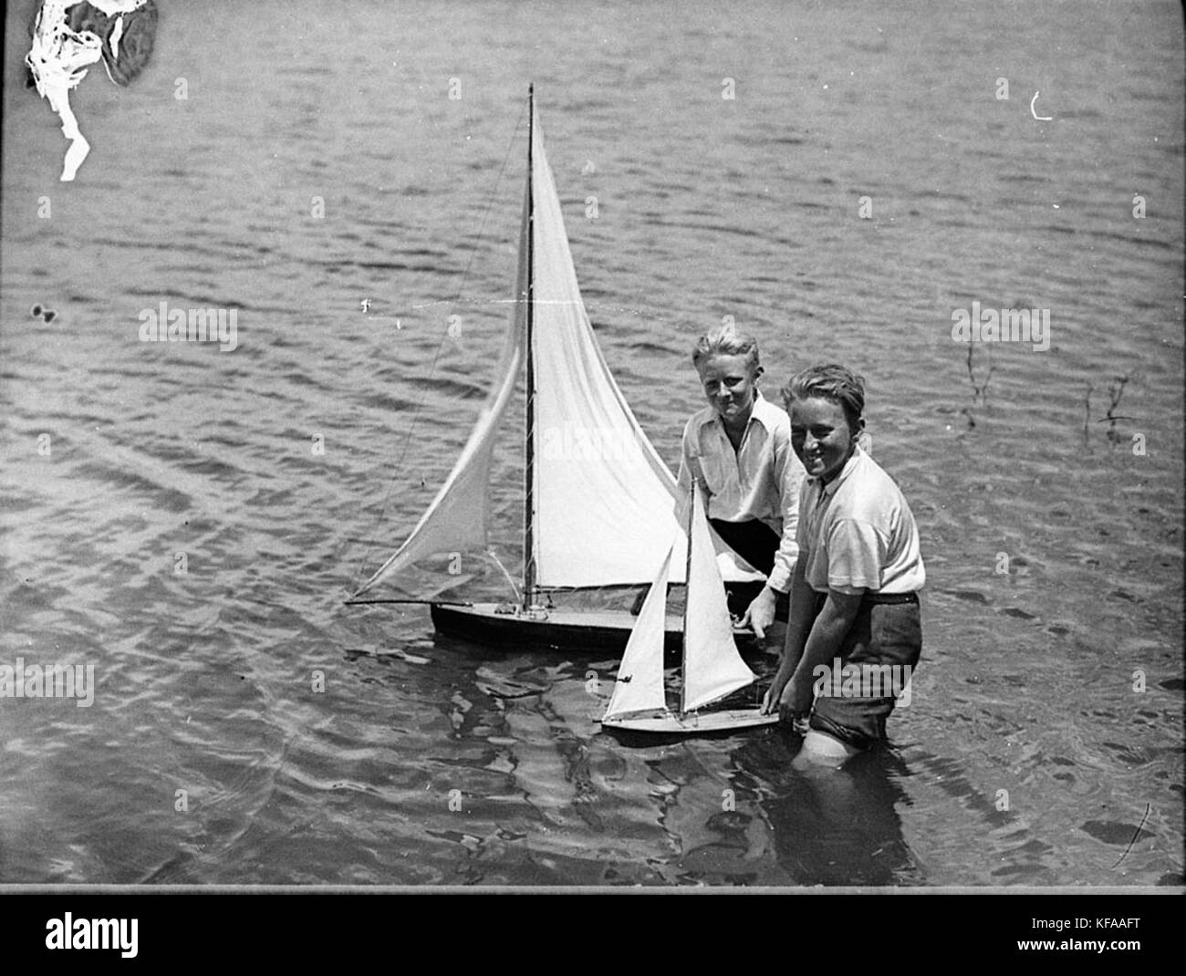 35222 ragazzi con il modello yachts Foto Stock 35222 ragazzi con il modello yachts Foto Stock