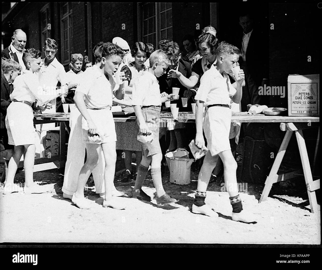 L'apertura del Police Boys Club a Balmain è stato un importante evento della comunità, fornendo ai giovani uno spazio per lo sviluppo sociale e l'impegno con le forze dell'ordine locali, sottolineando la sicurezza pubblica e la costruzione della comunità. Foto Stock