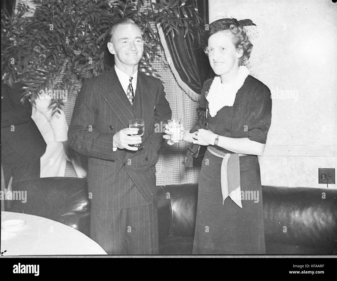 33666 Arrivo di Coppa Davis dal team America dopo australiano del team di Quist e Bromwich sconfitto 32 il team statunitense di quattro in Septemeber 1939 reception presso l'Hotel Australia Foto Stock