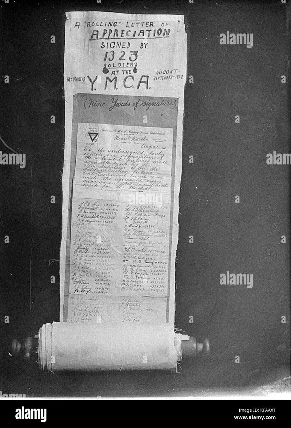 33947 una lettera di rotolamento di apprezzamento firmato da 1323 soldati al YMCA nove metri di segnature ringraziando il YMCA per la loro fornitura di pellicole per le truppe Foto Stock