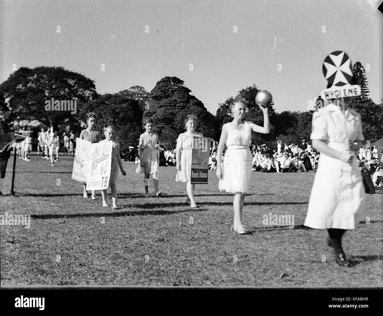 Un gruppo di cadetti della St John Ambulance Brigade, un'organizzazione dedicata a fornire pronto soccorso e formazione medica. Questa immagine mette in evidenza il loro coinvolgimento nel servizio della comunità e nella formazione sulla preparazione alle emergenze. Foto Stock Un gruppo di cadetti della St John Ambulance Brigade, un'organizzazione dedicata a fornire pronto soccorso e formazione medica. Questa immagine mette in evidenza il loro coinvolgimento nel servizio della comunità e nella formazione sulla preparazione alle emergenze. Foto Stock
