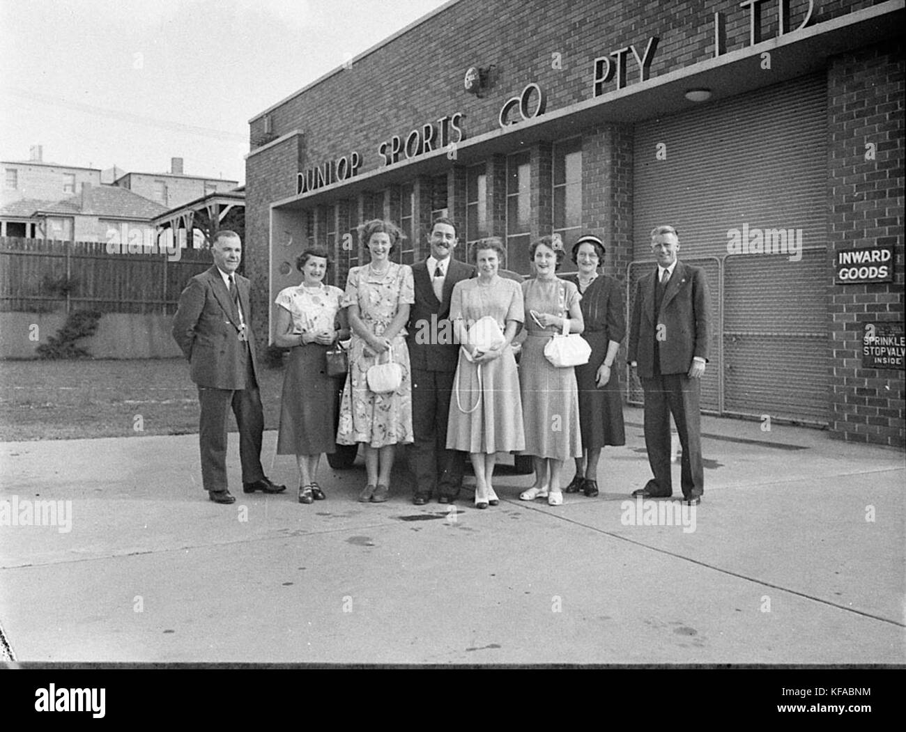 Le donne tenniste sono viste nella fabbrica di Dunlop, dove sono state prodotte attrezzature da tennis, evidenziando il ruolo delle donne nello sport e nella produzione durante il XX secolo. Foto Stock