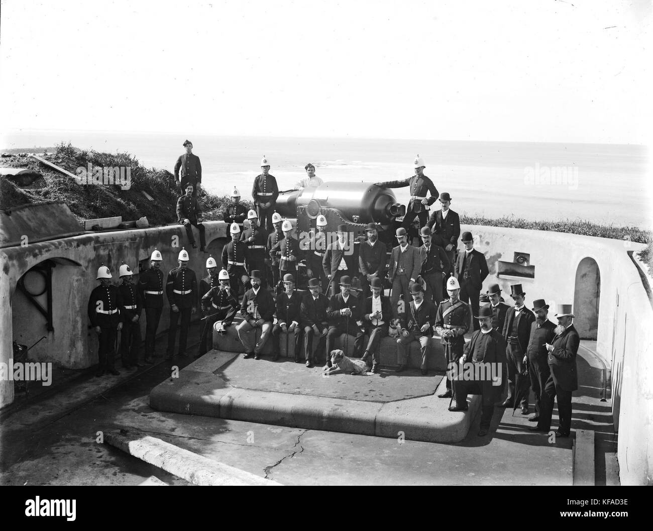 Una fotografia di un cannone da 9 pollici e del suo equipaggio a Fort Scratchley il 24 maggio 1890. Questa immagine cattura la preparazione militare e le fortificazioni dell'epoca, mostrando l'artiglieria e il personale coinvolto nelle operazioni di difesa. Foto Stock