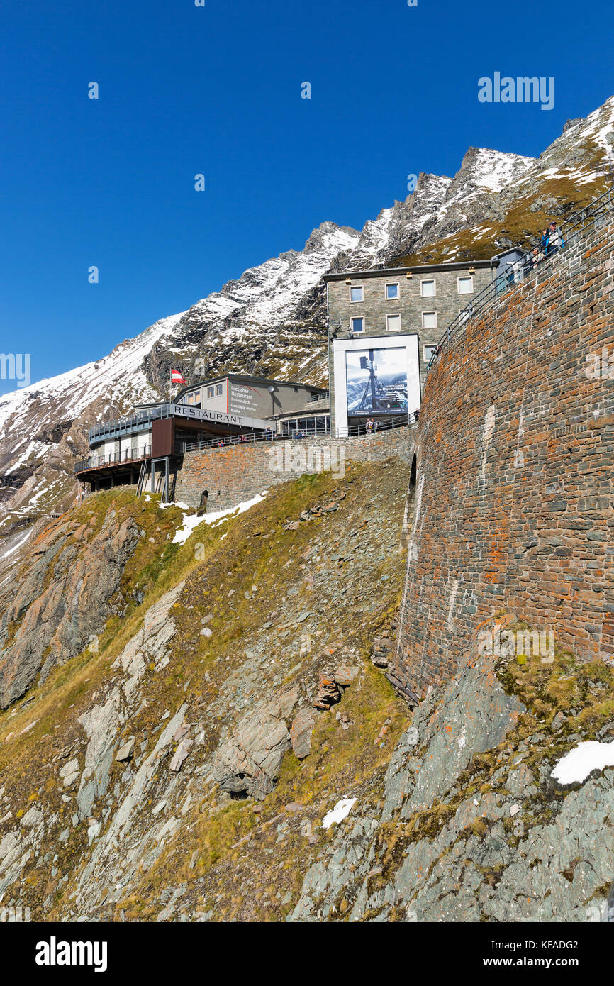 Grossglockner, Austria - 23 settembre 2017: riconosciuto la gente visita gletscher ristorante, un negozio di souvenir e la piattaforma di osservazione di kaiser fran Foto Stock